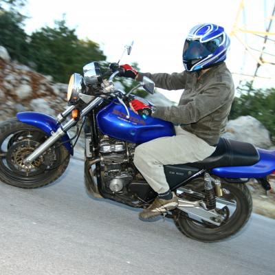 Moto 400 cc bleue sur la rue